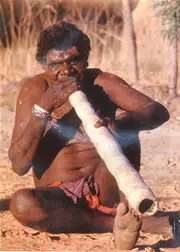 Aboriginal beim Spielen auf einem Didgeridoo