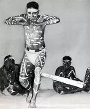 Zur Musik des Didgeridoo tanzende Aboriginal